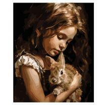 Девочка обнимает маленького кролика