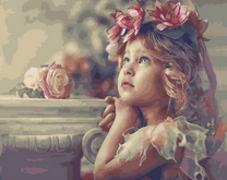 Милая девочка с цветочным веночком