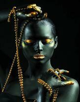 Без бренда «Девушка в черно-золотом макияже» в Набережных Челнах