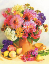 Букет с астрами и флоксом на столе с фруктами
